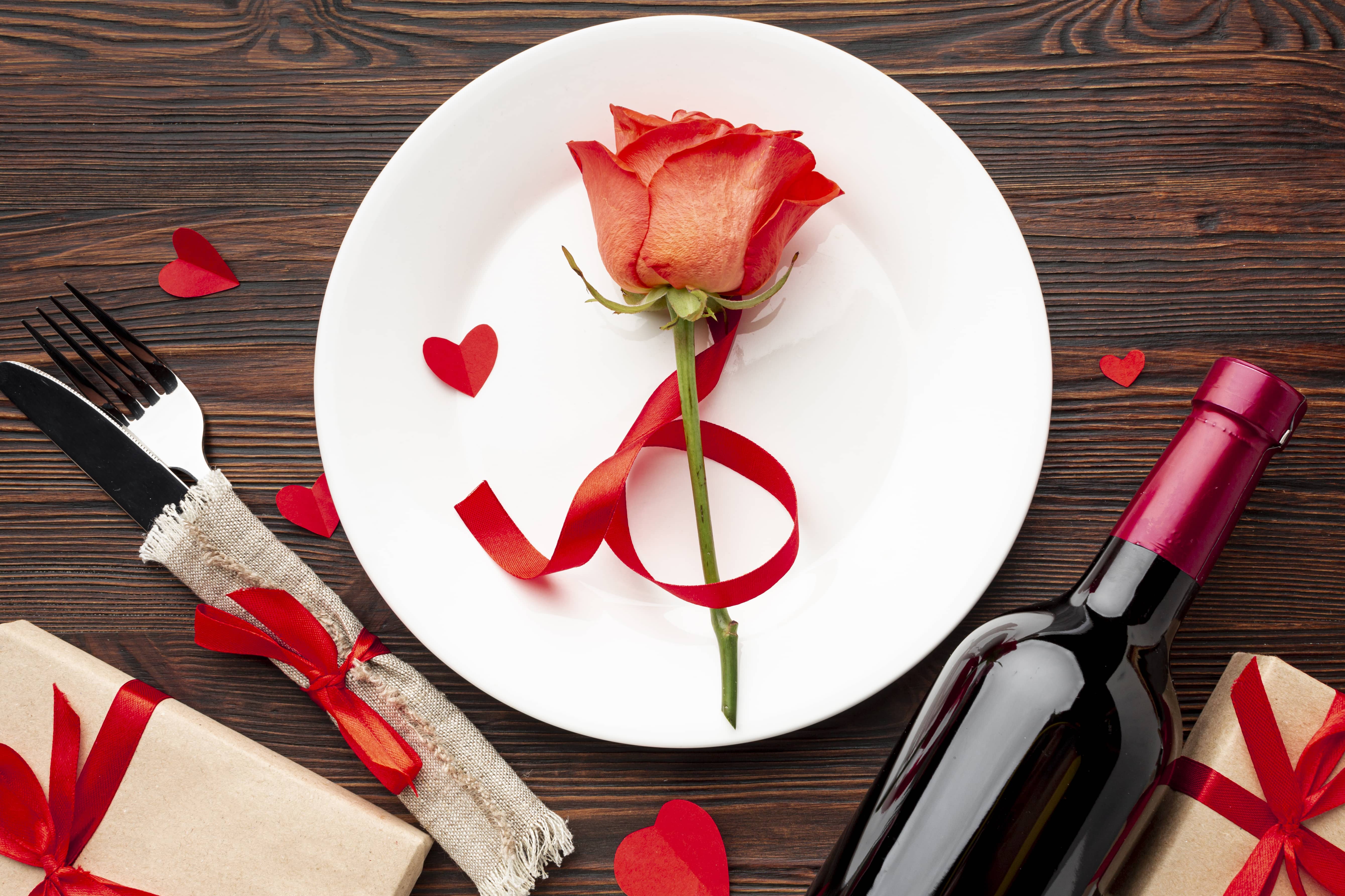 mise plat belle disposition pour diner saint valentin fond bois - Office de tourisme du Saint-Quentinois